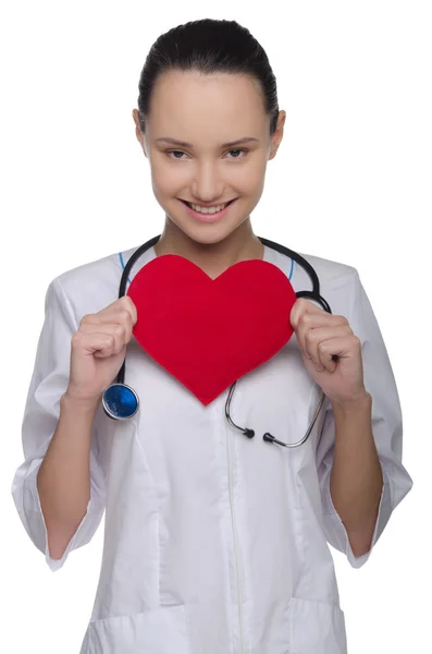 Доктор со стетоскопом держит сердце — стоковое фото