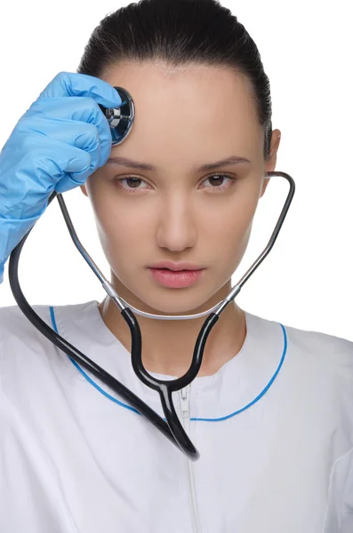 Arts luistert naar een stethoscoop — Stockfoto