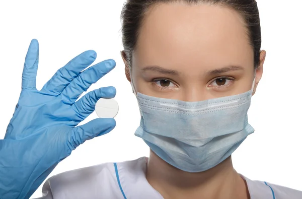 Lékař v rukavicích drží prášek — Stock fotografie