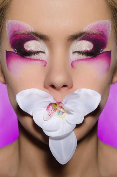 Retrato de uma mulher com orquídea — Fotografia de Stock