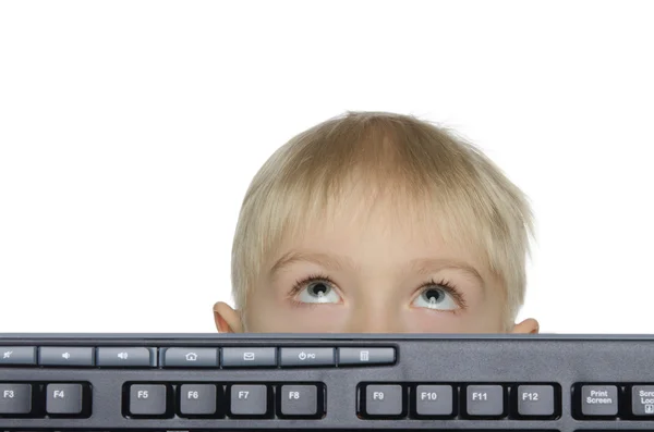 Blonder Junge mit der Tastatur, der nach oben schaut — Stockfoto