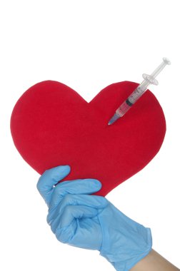 Mavi eldiven şırınga ile kalp tutan el
