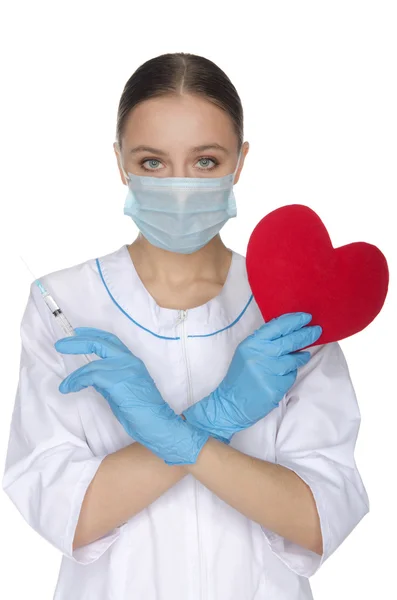 Médico segurando um coração cruzado e seringa — Fotografia de Stock