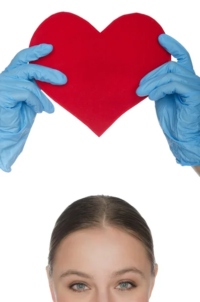 Woman held up a heart symbol — Stock Photo, Image