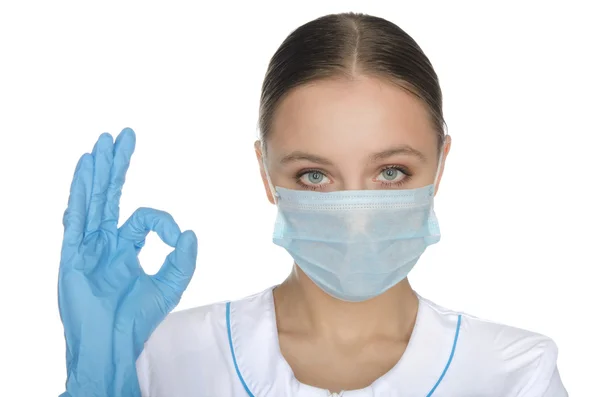 Doctor in de handschoenen en masker toont gebaar oke — Stockfoto