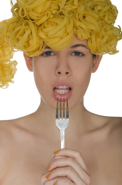 Mujer con bucles de espagueti y tenedor — Foto de Stock