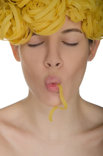Женщина с закрытыми глазами ест макароны — стоковое фото