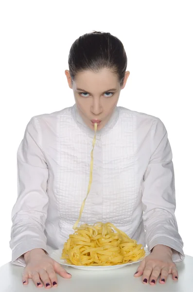Mujer joven con comer plato de pasta — Foto de Stock