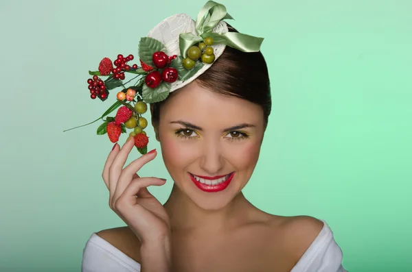 Mujer en sombrero elegante con fresas — Foto de Stock