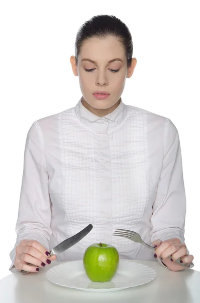 Jonge vrouw eet groene appel — Stockfoto