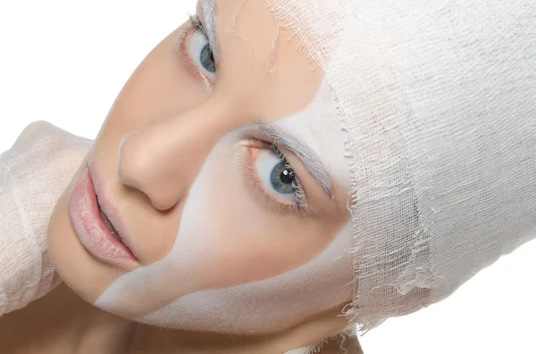 Jeune femme avec art du visage et bandage — Photo