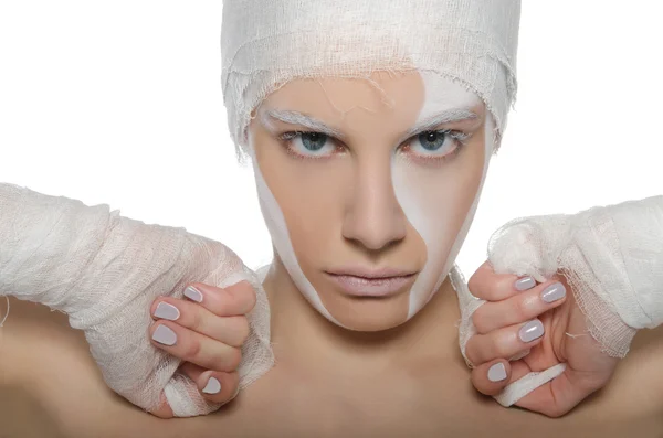 Porträtt av kvinna med vitt ansikte konst och bandage — Stockfoto