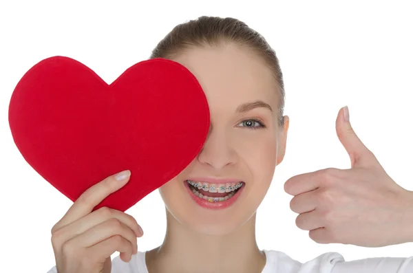 Chica feliz con frenillos y corazón —  Fotos de Stock