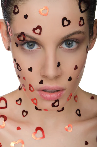 Retrato de mulher jovem com corações vermelhos no rosto — Fotografia de Stock