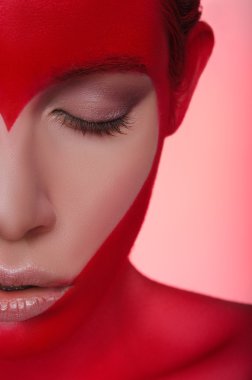 kadın yarım yüz figürü kalp şeklinde