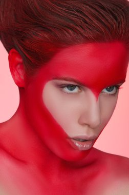 kadın kırmızı kalp şeklinde yüz sanatı ile