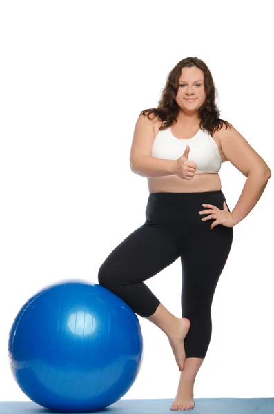 Aşırı kilo ve topu ile mutlu bir kadın — Stok fotoğraf