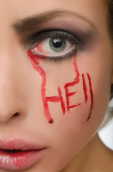 Weibliches Gesicht mit Inschrift Höllenblut — Stockfoto
