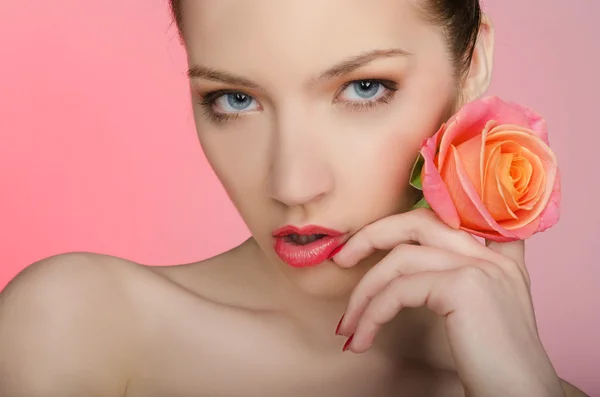 Verleidelijke vrouw met roos — Stockfoto