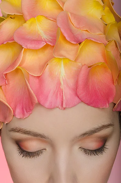 Rostro de hermosa mujer con pétalos de rosa —  Fotos de Stock