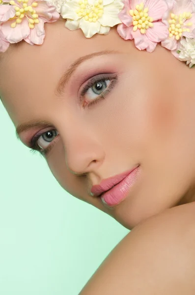 Портрет женщины с белыми и розовыми цветами — стоковое фото