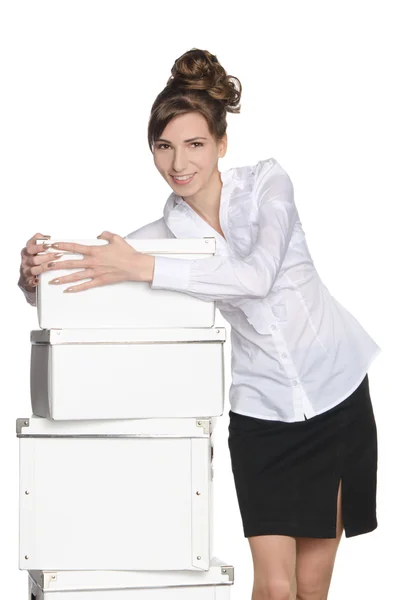 Женщина держит белые коробки — стоковое фото