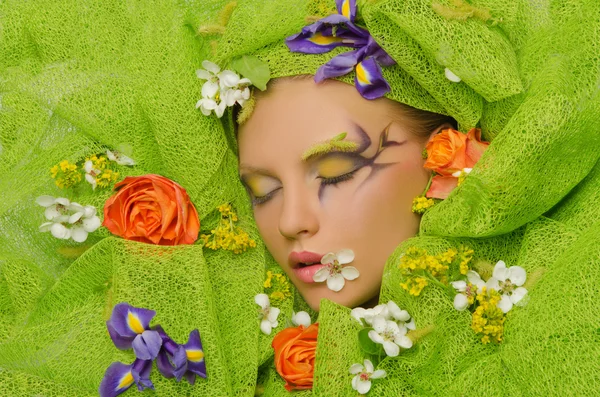 Porträtt av unga vackra kvinnor i blommor — Stockfoto