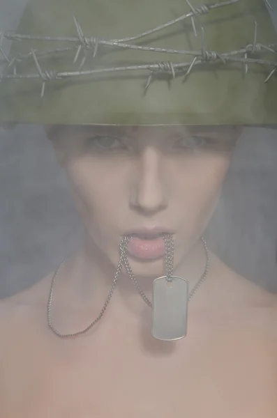 Portrait de femme en casque de l'armée avec une pièce de monnaie — Photo