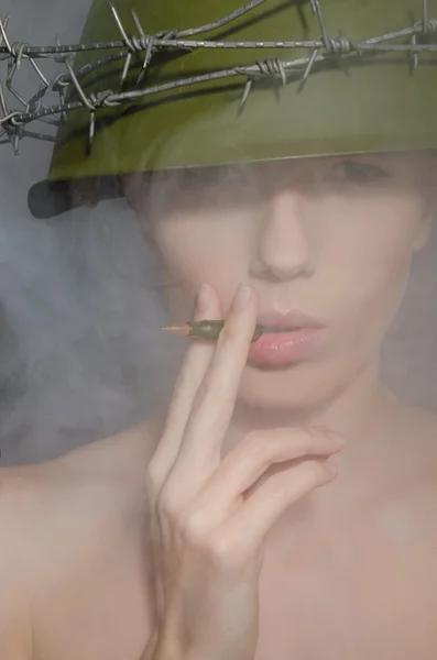 Retrato de mujer en niebla con casco — Foto de Stock