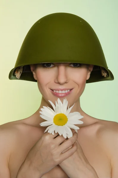 Mujer joven en un casco con manzanilla — Foto de Stock