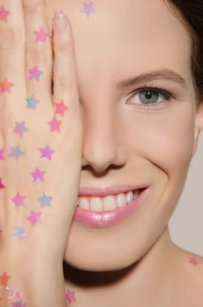 Vrouw die betrekking hebben op de helft van haar gezicht met hand — Stockfoto