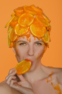 şapkalı kadın Portakal dilim yiyor