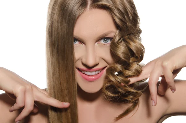 Mulher com corte de cabelo mantém o cabelo nas mãos — Fotografia de Stock