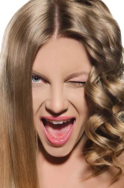 Kadın soğuk saç modeli ile yapılan yüz buruşturma — Stok fotoğraf