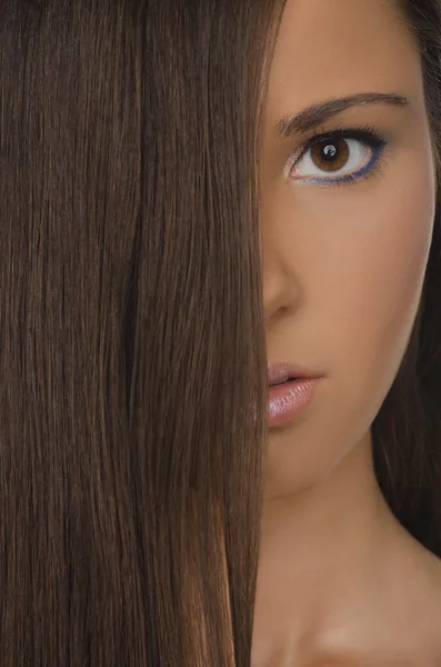 Porträtt av brunett kvinna med rakt hår — Stockfoto