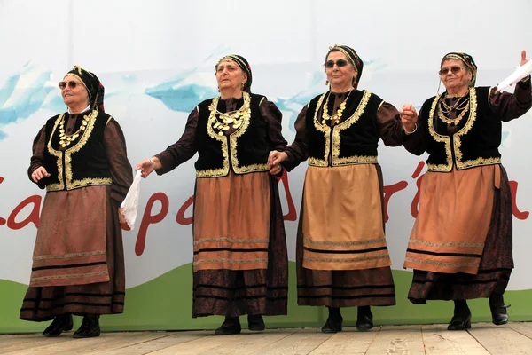 Grupos folclóricos dançam nas tradicionais celebrações de segunda-feira de cinzas — Fotografia de Stock