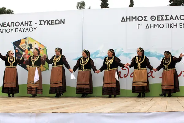 Folklorní taneční skupiny na tradiční Popeleční pondělí oslavy — Stock fotografie