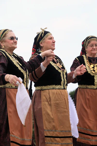 Grupos folclóricos dançam nas tradicionais celebrações de segunda-feira de cinzas — Fotografia de Stock