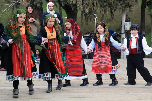 folklor grupları dans geleneksel kül Pazartesi kutlamaları