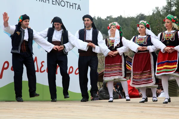 Folkloristische groepen dans op traditionele as maandag vieringen — Stockfoto
