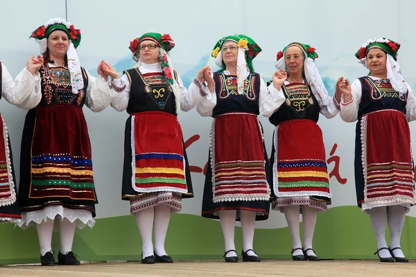 Folklorní taneční skupiny na tradiční Popeleční pondělí oslavy — Stock fotografie