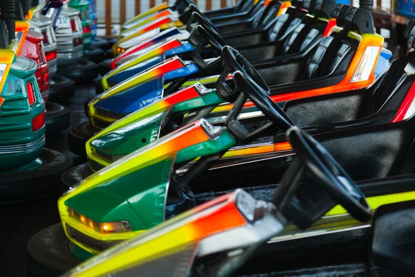 Coches eléctricos en el parque de atracciones — Foto de Stock