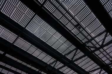 Çatıdaki güneş panelleri