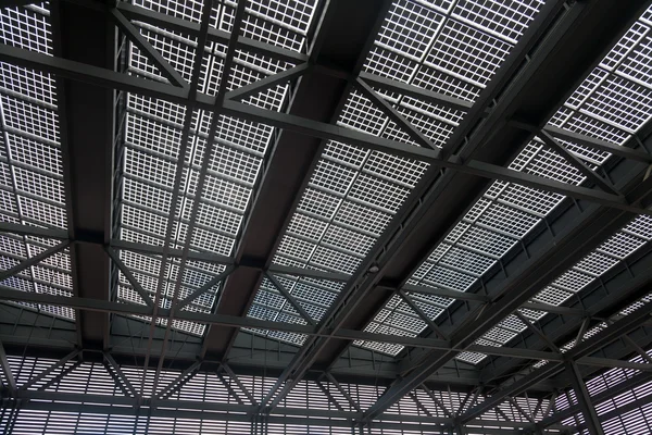 屋顶上的太阳能电池板 — 图库照片