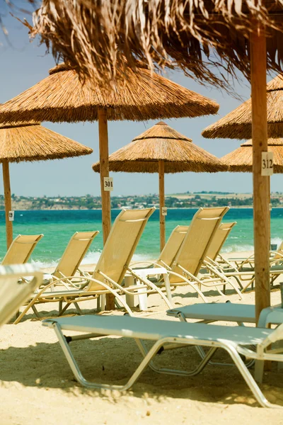 Beautiful beach with deck chairs and umbrellas — Stock Photo, Image