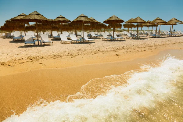 Beautiful beach with deck chairs and umbrellas — Stock Photo, Image