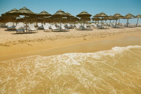 Prachtige strand met ligstoelen en parasols — Stockfoto