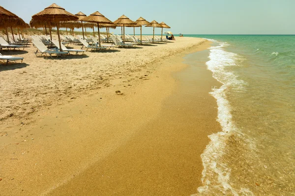 Hermosa playa con tumbonas y sombrillas Fotos De Stock Sin Royalties Gratis