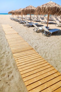 güzel bir plaj şezlong ve şemsiye ile