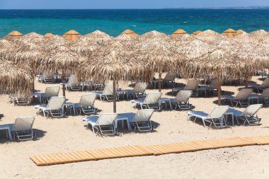 güzel bir plaj şezlong ve şemsiye ile